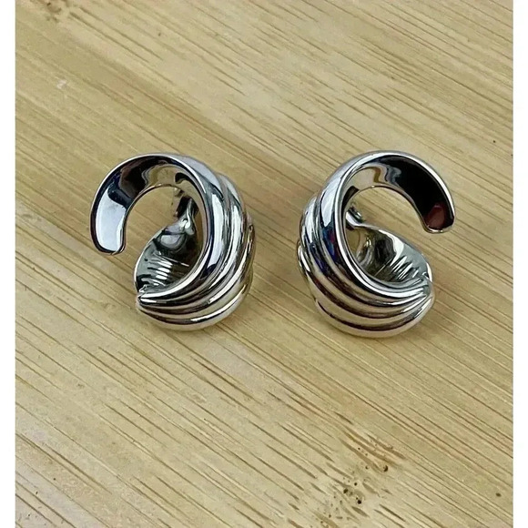 VTG Silvertone Monet Signed Small Ridged Swirls Clip Earrings Clip-on - Picture 4 of 10